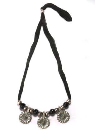 3 flower pendant black Alloy Neckpeice